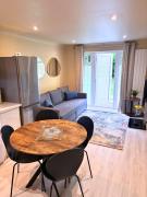 Aisiki Stays Apartments at Colindale, Ground Floor, 2-Bedroom & 1-Bathroom, Pet-Friendly, with Free WiFi and Parking Space