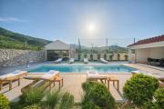 Villa Lovorika - Padel, Cageball, Basketball & Heated Pool