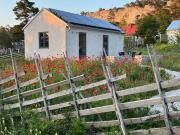 Nybyggt litet stenhus nära havet i Brissund