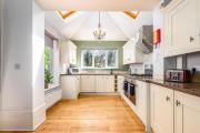Spacious 6 Bed Home in Central Bedford w Parking