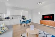 Modern Cosy 2 bed apartment, Smart TV & NETFLIX with private balcony and city view