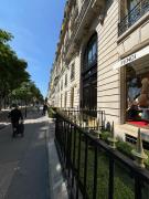 Champs-Élysées, Avenue Montaigne