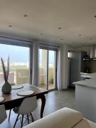 Leas cozy nest with a sea-mountain view