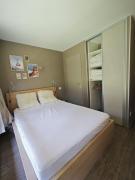 Appart 8 Personnes avec Salon Neuf et Parking Couvert Le Thuria