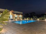 Saanvriya Farmstay 3BR Moinabad with Pool By Homeyhuts