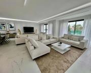 Spacious Villa with Patio and Swimming Pool 8p