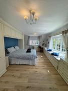 Sherrington Cottage 1 minute walk to Frintons blue flag beach Sleeps up to 8