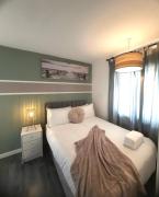 Entire home in Leeds, Free WiFi, 3 Car Parking