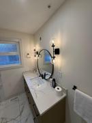 Cozy Room Near Downtown Vancouver, Science World, Skytrain, Cafes, Fast Wifi, Free Parking