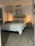Guest Suite with Private Entry- 6 mins to Airport