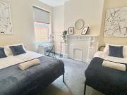 Stylish Four Bedroom Getaway - Fast WiFi -Sleeps 9