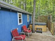 Cottage by the lakeshore with a private hot tub