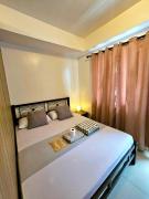Spacious 1BR beside MOA with Wifi, Netflix, Pool & Washer