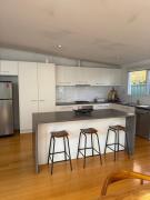 Spacious self contained house walking distance-CBD