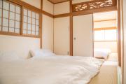 無料レンタサイクル -Guest House 団- 最大16名,難波まで2駅5分,USJまで好アクセスの3階建て
