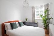 Riverside Apartments with Balcony, 1 Min Walk to Vauxhall Station