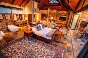 Private luxurious suite on Heysbrook Estate halfway to Kruger National Park