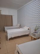 Quarto triplo com banheiro compartilhado