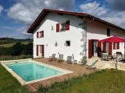 Maison basque de charme avec piscine