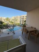 شالية في أميز موقع بمارينا مراسي غرفتين و حمامين فيو علي حمام السباحة مباشرة قريب من ممشي المارينا بمراسي