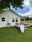 Sea breeze Retreat-Family-Friendly 3BR Waterfront Cottage with Private Deck