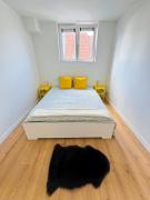 Modern 1BR & 1LR Apartment, 10 min Walk to City Center