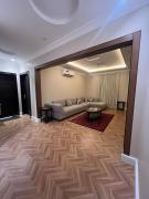 شقة سكنية راقية بغرفة ماستر وغرفة نوم إضافية في موقع حيوي قريب من الخدمات