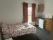 Cosy 4 Bedroom Walsall House - Free WiFi & Parking