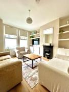 5 bed house with garden, up to 9 guests, close to o2 and Greenwich market 5 bed house with garden, up to 9 guests, close to o2 and Greenwich market