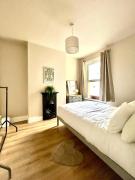 5 bed house with garden, up to 9 guests, close to o2 and Greenwich market 5 bed house with garden, up to 9 guests, close to o2 and Greenwich market