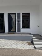 B - Elegent 2 Bedroom Modern Townhouse