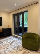 Renovated Charm - London Hideaway Renovated Charm - London Hideaway