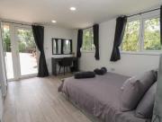 The Cabin - Private Car Park with CCTV - Fast WiFi - Peaceful Retreat with Views for Business or Couples