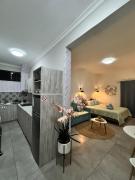 Newly Renovated Studio Apartment with Rooftop Pool, Few Steps to the Beach