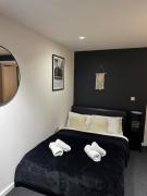 Modern 2BR Apartment City Centre Free Secure Parking Stunning Views