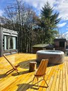 Casa Contenedor de Diseño con Jacuzzi en el Bosque