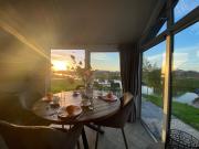 Elegantes Chalet am Wasser mit Steg Klimaanlage Ferienhaus am See Niederlande