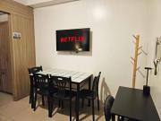 Spacious 1BR beside MOA with Wifi, Netflix, Pool & Washer