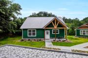 Cottontail Cottage 2BR Cabin Flat Entry Hot Tub across from Dollywood w fireworks views
