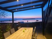 BEACH VILLA in erster Reihe - direkter Strandzugang - eingezäunter Garten - Dachterrasse - 2 Gartenterrassen - Terrassendach - Grill mit Plancha - XXL Meerblick - Bar - SONOS Soundanlage - Pool Whirlpool - kinderfreundlich - Hunde willkommen