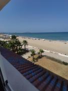 Appartement vue sur mer pied dans leau