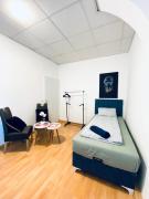 Elegant 3 Bedroom Shared Apt Convenient City Access