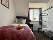 Spacious 5-Bed Home in Birstall - Sleeps 13 - Free Parking- WiFi - Patio - Garden - Meadow Views