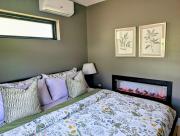 Howells Nest - Cozy 2 Bed - King Bedroom and Sleeping Loft Escape!