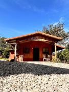 Ecos del Poás junto a la piscina