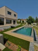 Villa avec piscine à débordement