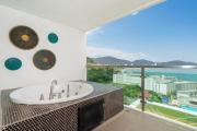 Private sea view apartment with jacuzzi at Baycliff