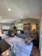 Cozy en suite with high ceilings