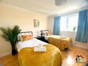 CB Stays - 2 Bedroom & 2 Toilet Flat - Near Mills Road and Train Station with Parking