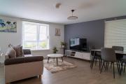 Two Bedroom En-Suite Modern Apartment Urquhart Road , Beach Area -Free Parking